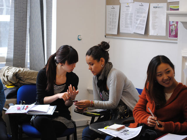 Студенты Shane Global Language Centre London на занятиях