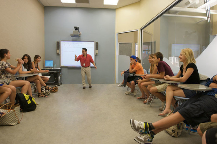 Студенты Embassy English Fort Lauderdale на занятиях