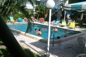 Бассейн на территории отеля для проживания студентов Embassy English Fort Lauderdale