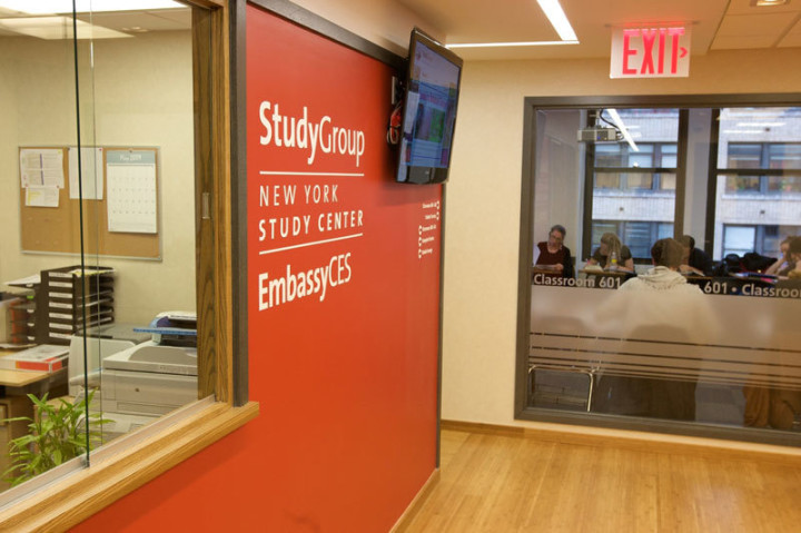 Холл в Embassy English New York