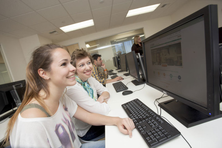 Студенты Embassy English San Diego на занятиях