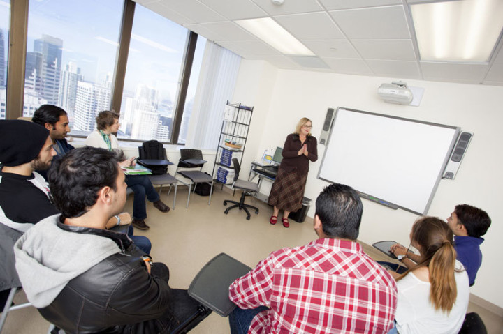 Студенты Embassy English San Diego на занятиях