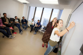 Студенты Embassy English San Diego на занятиях