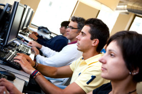 Студенты Embassy English San Francisco на занятиях