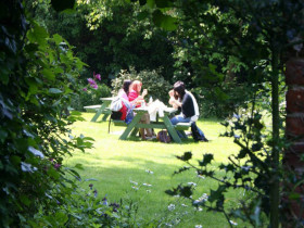 Территория Colchester English Study Centre играют в теннис