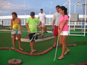 Студенты Open Hearts Language Academy учатся играть в гольф