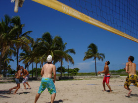Студенты Open Hearts Language Academy играют в волейбол на пляже