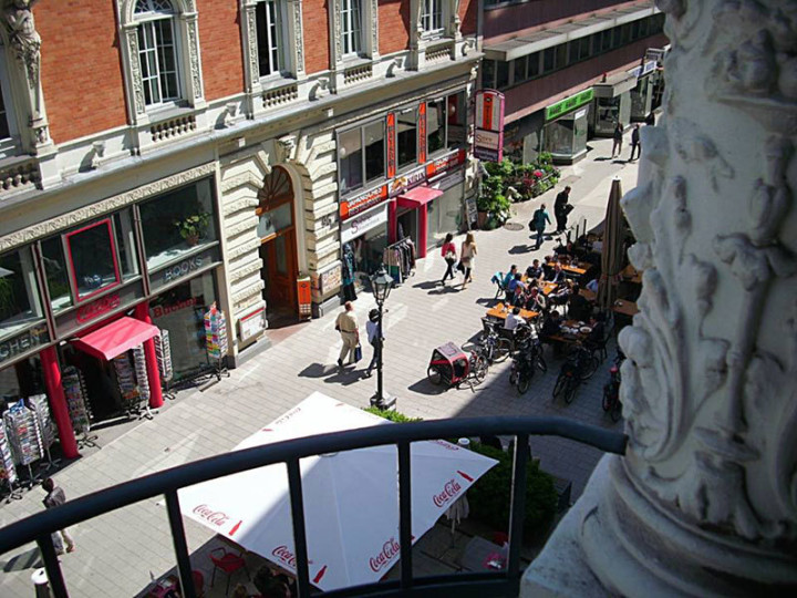 Здание школы Colon Language Center