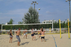Студенты GLS Berlin играют в волейбол на пляже