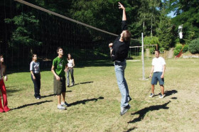 Студенты Humboldt-Institut Bad Durkheim играют в волейбол