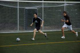 Студенты Humboldt-Institut Berlin-Zentrum играют в футбол