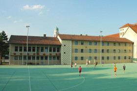 Студенты Humboldt-Institut Munich играют в футбол