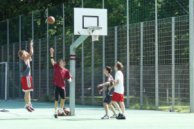 Студенты Humboldt-Institut Munich играют в баскетбол