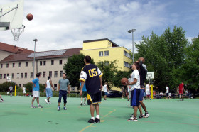Студенты Humboldt-Institut Munich играют в баскетбол