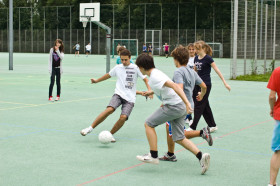 Студенты Humboldt-Institut Munich играют в футбол