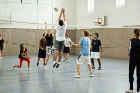 Студенты Humboldt-Institut Munich играют в волейбол