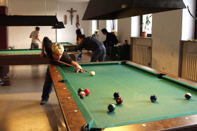 Студенты Humboldt-Institut Munich играют в бильярд