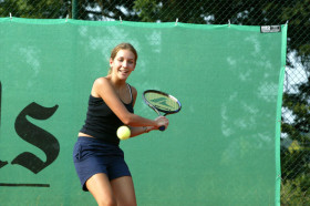 Студенты Humboldt-Institut Schmallenberg играют в теннис