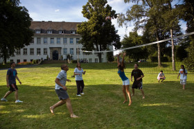 Студенты Humboldt-Institut Schmallenberg играют в волейбол