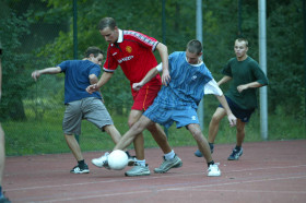 Студенты Humboldt-Institut Schmallenberg играют в футбол