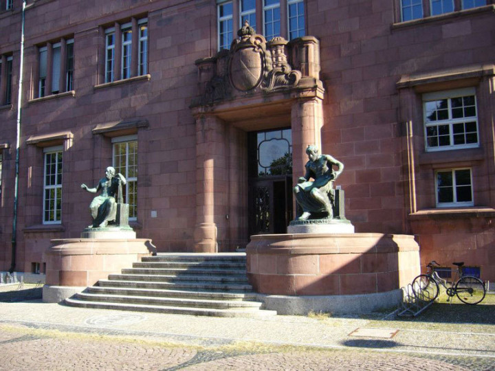 Здание Sprachschule zum Ehrstein Freiburg