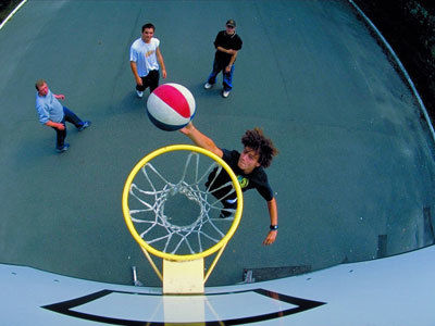 Студенты Goethe-Institut Berlin Young Adults играют в баскетбол