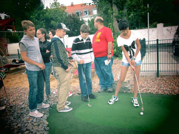 Студенты DID Deutsch-Institut Aschaffenburg учатся играть в гольф