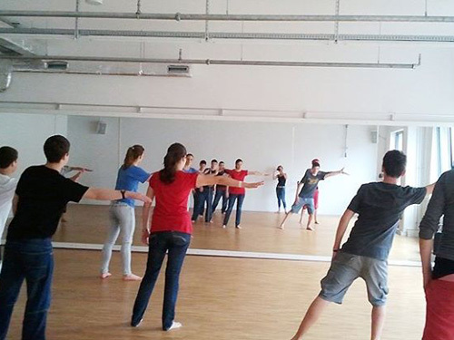 Студенты DID Deutsch-Institut Berlin-Mitte занимаются танцами
