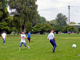 Студенты DID Deutsch-Institut Cologne играют в футбол