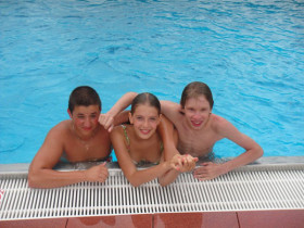 Студенты DID Deutsch-Institut Hintersee-Alps в бассейне