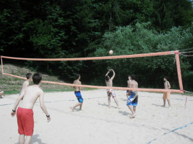 Студенты DID Deutsch-Institut Hintersee-Alps играют в волейбол на пляже