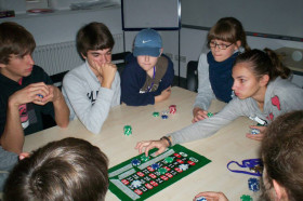 Студенты DID Deutsch-Institut (Хёкст) играют в настольные игры