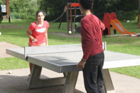 Студенты DID Deutsch-Institut Wiesbaden играют в настольный теннис