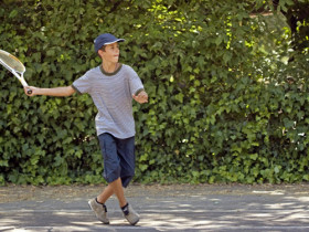 Студенты Enfocamp Madrid играют в теннис