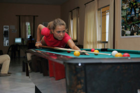 Студенты Enfocamp Marbella Albergue играют в бильярд