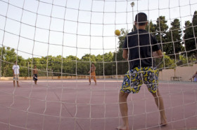 Студенты Enfocamp Marbella Albergue играют в футбол