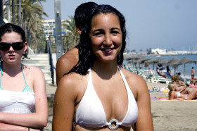 Студенты Enfocamp Marbella Albergue на пляже