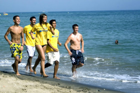 Студенты Enfocamp Marbella Albergue на пляже