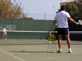 Студенты Enfocamp Marbella Alborán играют в теннис