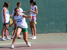 Студенты Enfocamp Marbella Alborán играют в теннис