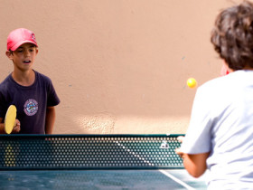 Студенты Enfocamp Marbella Alemán играют в настольный теннис