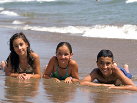 Студенты Enfocamp Marbella Alemán на пляже