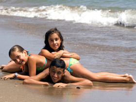 Студенты Enfocamp Marbella Alemán на пляже