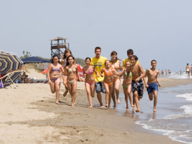 Студенты Enfocamp Marbella Alemán на пляже