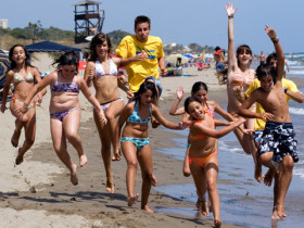 Студенты Enfocamp Marbella Alemán на пляже