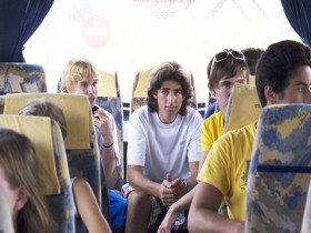 Студенты Enfocamp Valencia в экскурсионном автобусе