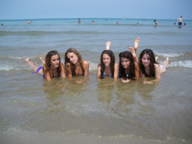 Студенты Enfocamp Valencia на пляже