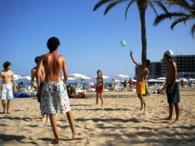 Студенты Proyecto Espanol Summer Camp играют в волейбол на пляже