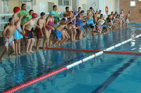 Студенты King’s College Soto de Viñuelas а бассейне