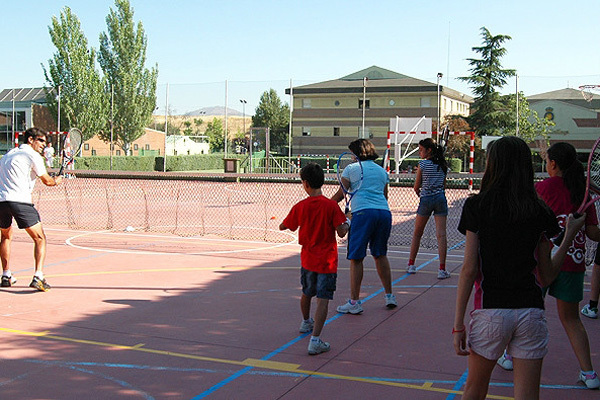 Студенты King’s College Soto de Viñuelas играют в теннис